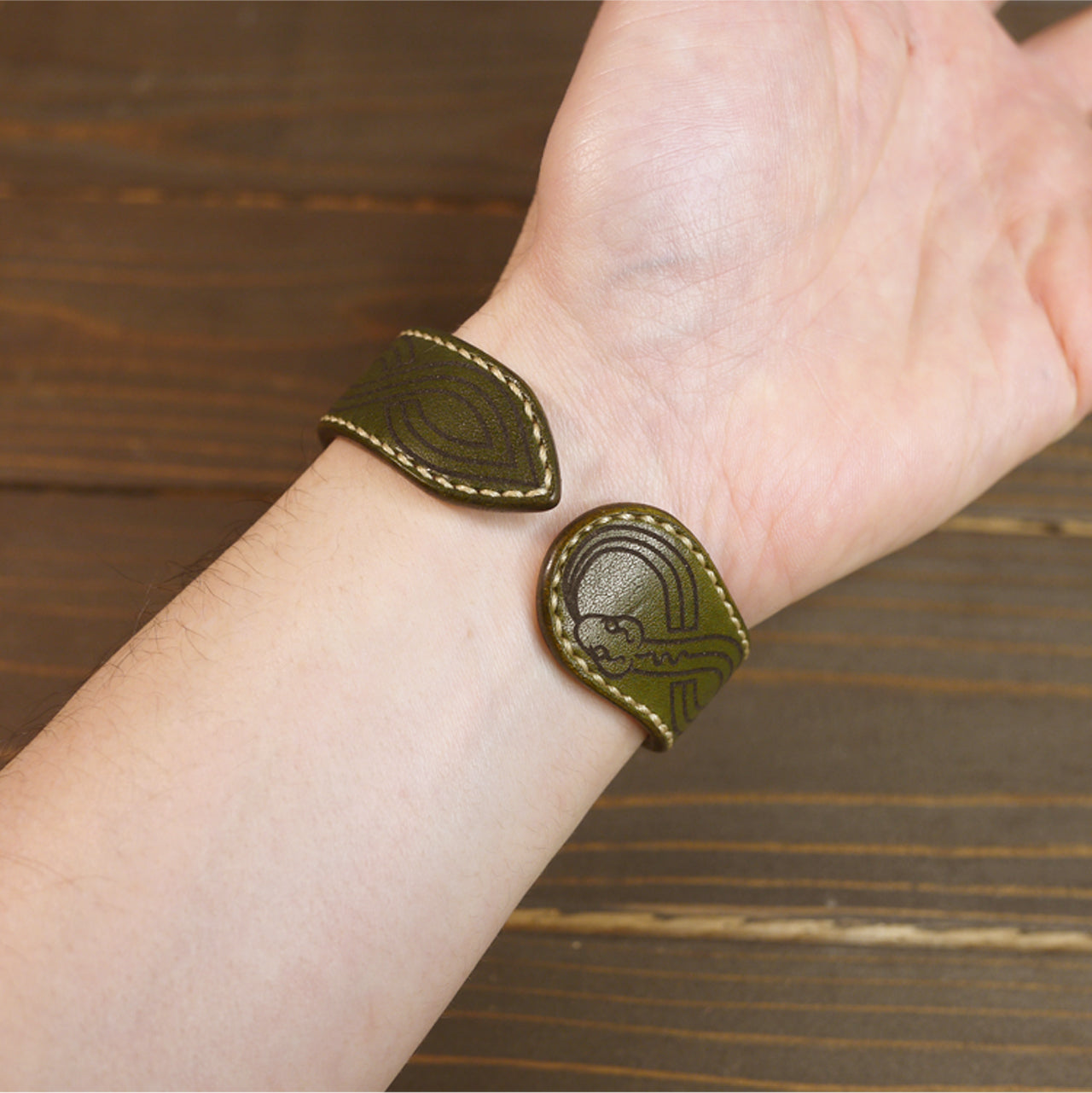 Celtica06 Celtic snake pattern bangle