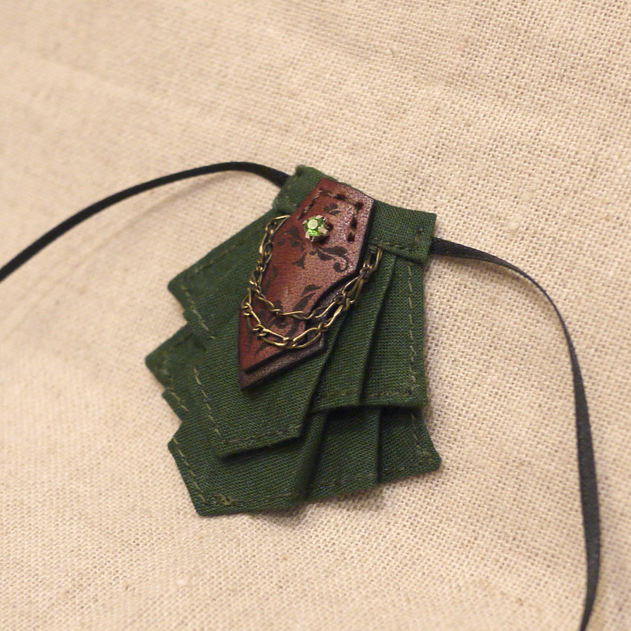 1/3doll cloth and leather jabot