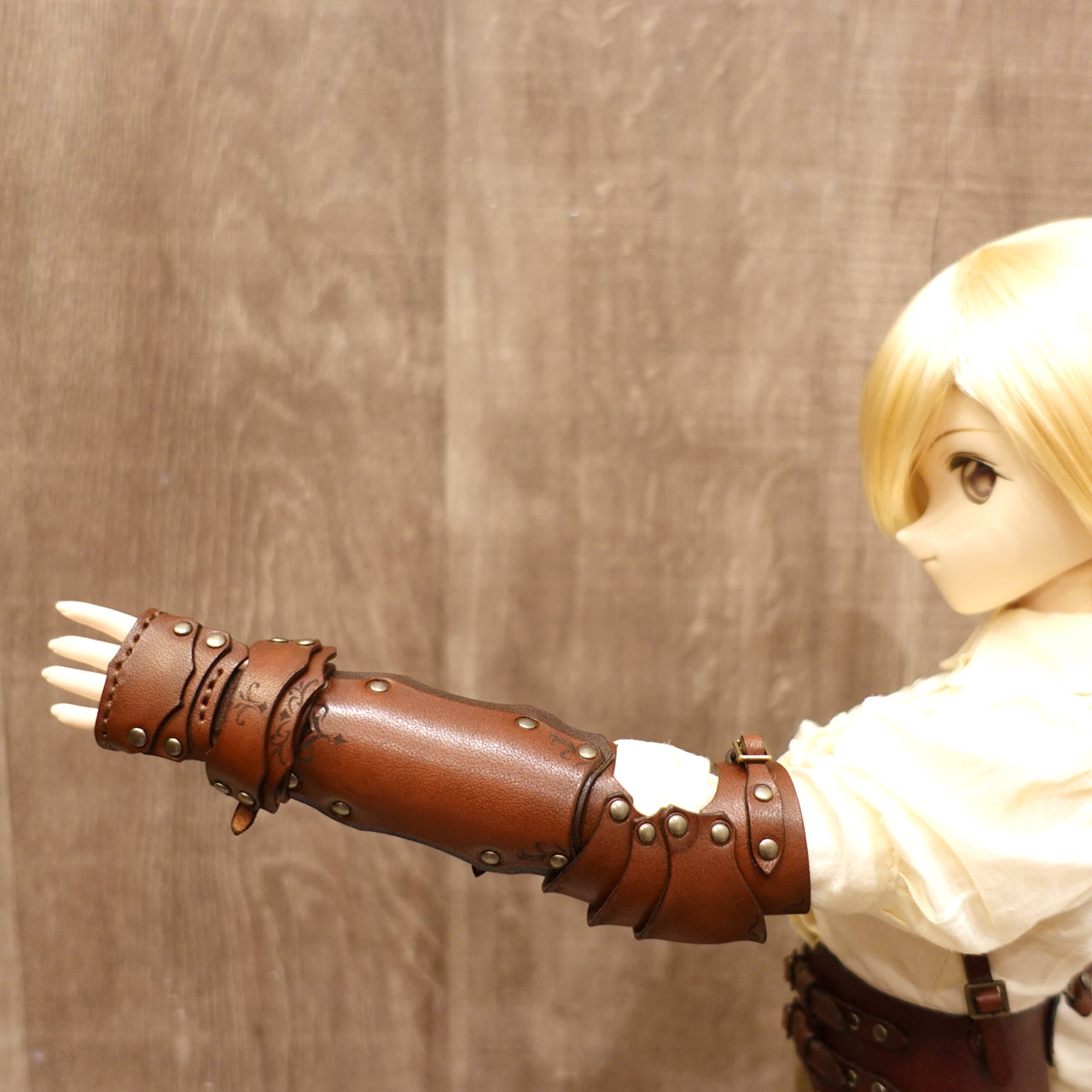 dollfie dream fantasy leather vambrace (arm armor) and gauntlet set