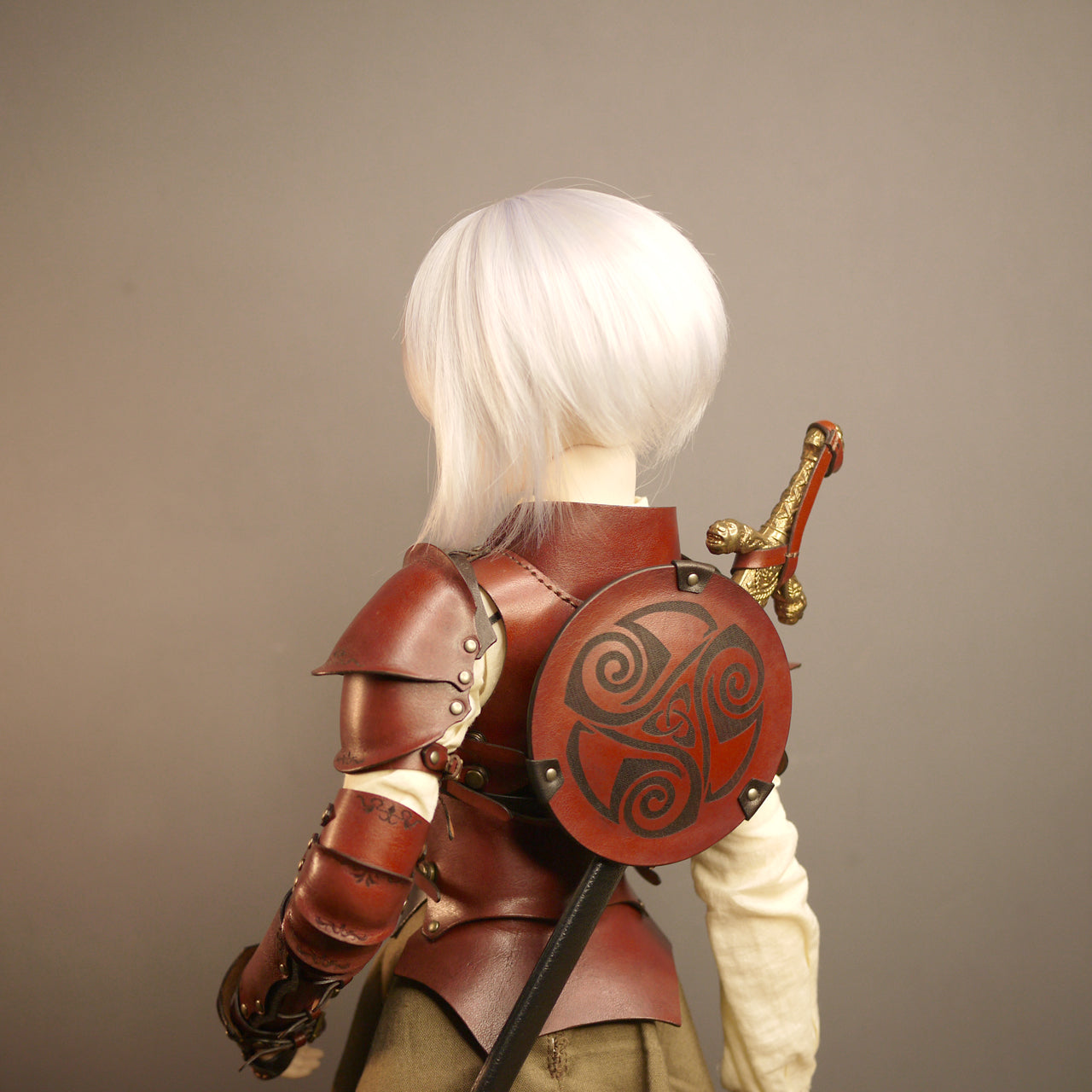 [受注生産] 1/3ドール ケルト トリスケリオンレザーシールド 本革