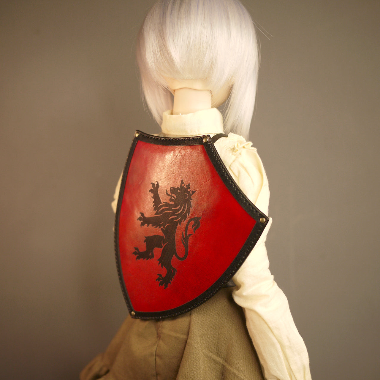 1/3doll Lion Leather Kite Shield